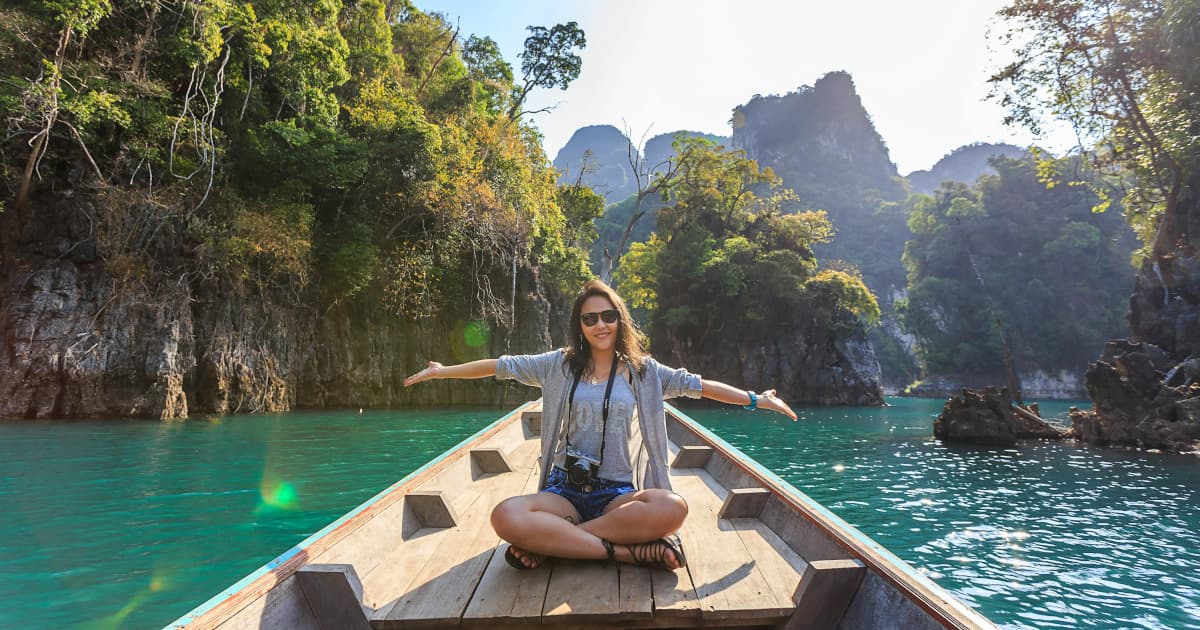 L'installation stratégique de clôtures à mailles losangées est cruciale pour les terrains en pente et irréguliers