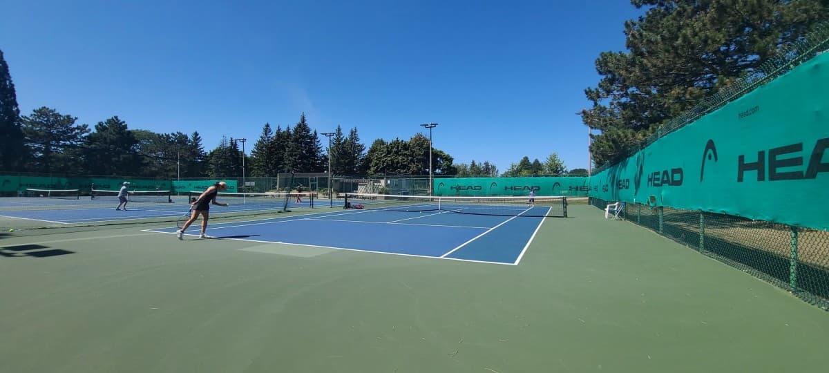 Le camp de tennis Hillcrest ouvre les inscriptions pour ses programmes juniors et adultes 2026